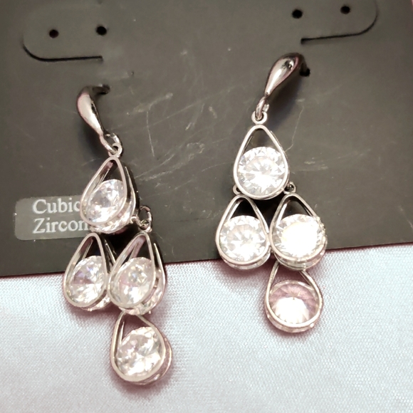 Tahari Earrings - Picture 2 of 3